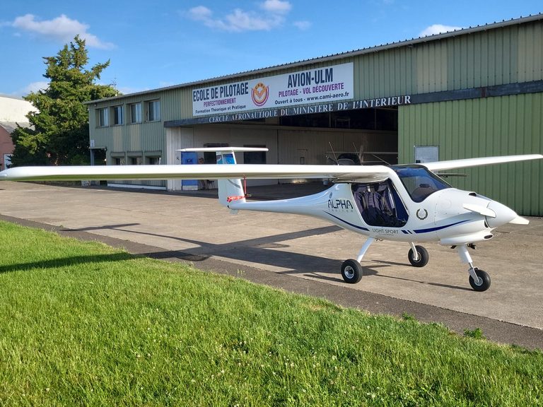 école et voyage, 2 places vitesse de croisière: 100kts (180km/h) autonomie: 3h00, essence SP98